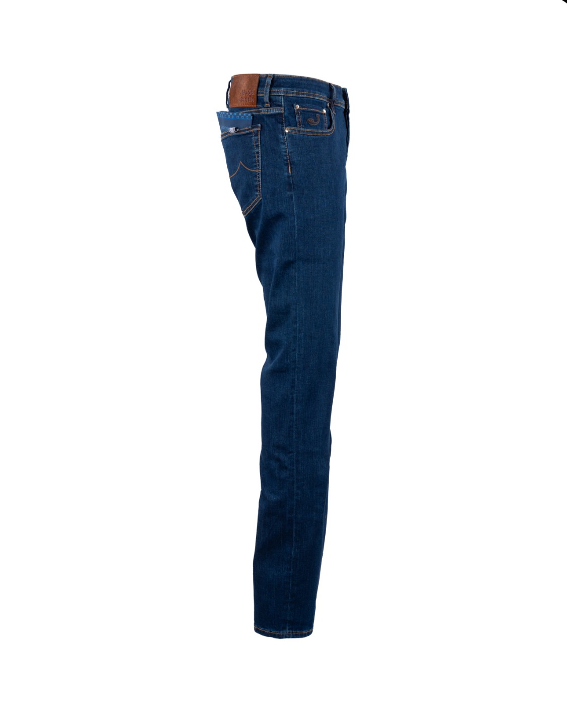 shop JACOB COHEN  Jeans: Jacob Cohen jeans "Bard".
Logo ricamato sul taschino.
Passanti al punto vita.
Chiusura con bottoni.
Bottone con logo a rilievo e finitura rame.
Patta interna ricamata con nome del pantalone e citazione del fondatore.
Salpa in cavallino con logo ricamato in ecopelle dal colore a contrasto.
Include bandana con stampa maiolica e rocchetto di filo
Profumati con l’esclusiva fragranza Jacob Cohën.
Composizione: 92% cotone, 6% elastomultiestere.
Made in Italy.. S3623 BARD-826D number 92410